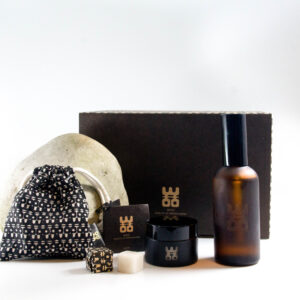 "WOO Gift Set - Luxe en Duurzaam Cadeauverpakking met Handgemaakte Kamerspray, Parfum Sachet, Waxblokjes en Biologisch Katoenen Tasje. Perfect voor Verzorging en Ontspanning met Stijl.